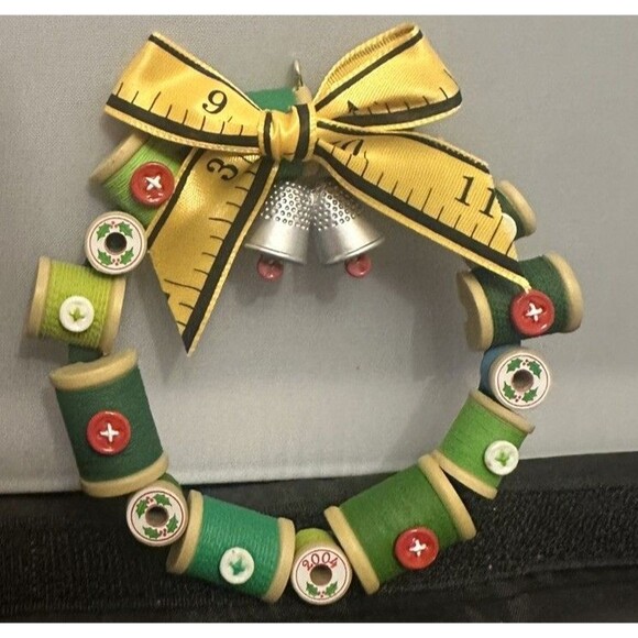 VTG HALLMARK KEEPSAKE Ornament SEW MERRY SEW BRIGHT! Wreath with box 2004 - Picture 2 of 5